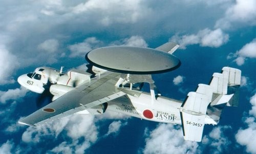 Máy bay cảnh báo sớm E-2C của Lực lượng Phòng vệ Trên không Nhật Bản, do Mỹ chế tạo.